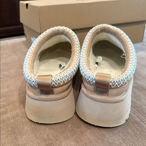 UGG Tazz Slides Sand Size 8. Excellent used condition. - Picture 5 of 7